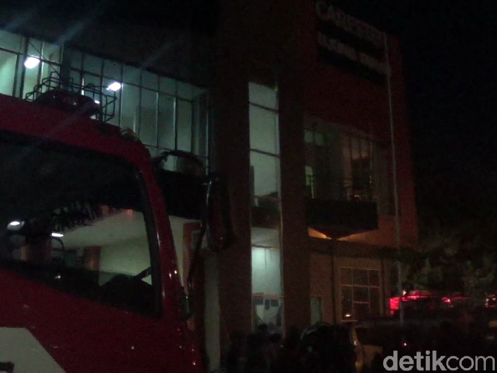 Polisi Lepas Tembakan Bubarkan Penyerangan Posko Pemkot Makassar